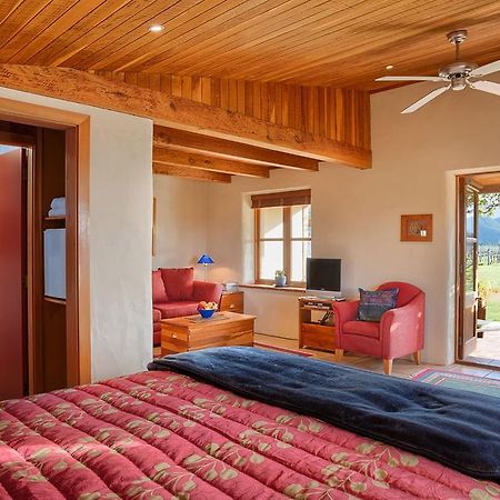 Straw Lodge Vineyard And Boutique Lodging Renwick Room photo